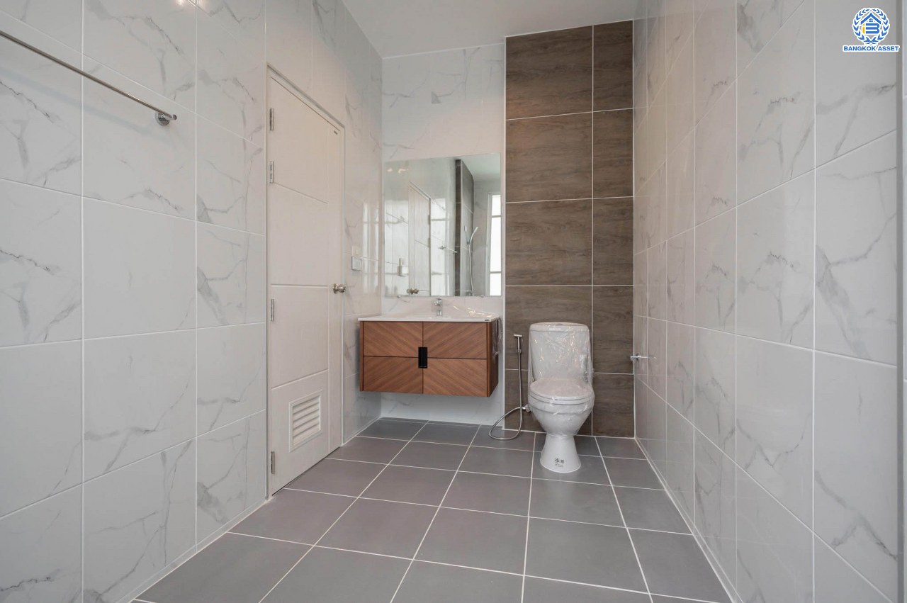 บ้านมือสองตกแต่งใหม่ โครงการ สิทธารมย์รีเจนท์ ลาดพร้าว101 เนื้อที่ 75.3 ตร.ว. ฟังก์ชันรวม 3 ห้องนอน 3 ห้องน้ำ 1 ห้องอเนกประสงค์ จอดรถได้ 2 คัน กว้างขวาง พร้อมทุกการใช้งาน บนทำเลใจกลางเมือง เชื่อมต่อทั้ง ถนนนวมินทร์, ถนนนวลจันทร์, ถ.ลาดพร้าว, ถ.รามอินทรา ใกล้ The Walk เกษตรนวมินทร์ และทางด่วนรามอินทรา...